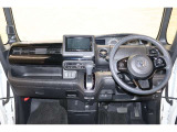 操作性に優れた運転席となります!小物入れや各ボタンの配置にこだわり、使いやすいです!座り心地もよく視認性も良好なのでロングドライブもお任せ下さい!