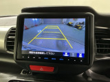 リバースギアに入れるだけで後方の表示へ切り替わります。夜間や雨の日の駐車も楽になりますよ。