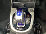 ハイブリッド専用セレクトレバーです。シフトチェンジを電子信号で送信するセレクトレバーを採用していますので、軽快でスマートな操作を楽しめます。