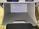 足元部分にはちょっとした小物を入れるのに便利な収納BOXもあります。