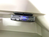 純正オプションで工賃込み24,200円の「ETC車載器 音声ガイドタイプ アンテナ分離型」装着!。アンテナ部にスピーカーを内蔵し、通行料金のほかETCカードの有効期限も音声でお知らせします。