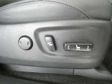 運転席電動シートは、シートポジションを細かく調整できるので長時間の運転もリラックスできますね。