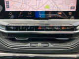 タッチスクリーンをタップするかスワイプするだけですべての機能を呼び出せます。Apple CarPlayおよびAndroid Autoに対応しスマートフォンとのシームレスな 連携も実現。さらに、USBポートを標準装備しています。