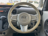 インテリアに合わせたデザインのステアリングは、運転される方のことも考え、運転しやすい形状、大きさです。是非一度、実際に触ってお確かめください。