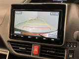 車庫入れなど後進運転時に死角をモニターで確認ができて安全です♪ ステアリング操作の参考になるガイド線も表示しますので車庫入れがニガテな方も安心ですネ!