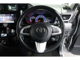 運転中もハンドルでの操作が可能です。特に高速道路等の目が離せない運転時には、便利さだけでなく、安全性も兼ね備えております。