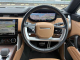 ムダのないインテリアデザインは運転席にお座りいただくと、上質なシートがお客様を包み込みます。ステアリングも握りやすい設計になっておりますのでとっさのハンドル操作も可能です。