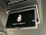 【フリップダウンモニター】大画面モニターで後席でもエンタメをお楽しみいただけます。小さなお子様にも大人気の装備です♪