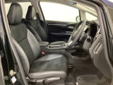 広い足元にゆったり座れるシートには肘掛けも装備しており長距離の運転でも疲れにくくなってます。女性でも運転がしやすいように、シートの高さ調整機能(シートリフター)がついています。