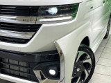 【LEDヘッドライト】悪天候や夜間走行時も良好な視界を確保し安心して運転できる高輝度LEDヘッドライトを装備!点灯速度が早く、消費電力も抑えられています。