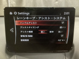 カメラが車線を認識してはみ出しそうになるとステアリングアシストが介入するレーン・キープ・アシストシステムを装備しております。お好みで作動・非作動の設定も可能です。