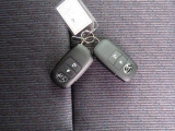 電子キーをポケットやカバンに入れているだけで、ドアの開錠・施錠が行えます。荷物を抱えていてもラクラク開閉です。エンジン始動も行えます。