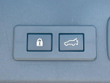 【パワーバックドア】スマートキーや運転席のボタンを押すだけでリアゲートが自動で開閉します!荷物を持っている時や、高い位置にあるバックドアを閉める際に便利な機能です♪