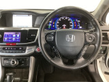 【ハンドル】運転にかかわる様々な操作を安全に行えるように視点移動が少なく操作性に配慮されたスイッチ類が凝縮されたコックピットです。