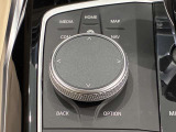 iDriveコントローラー シンプルかつ直観的な操作で、コントロール・ディスプレイに表示されるさまざまな機能を設定できます。