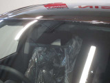 上部のカメラで前方の車両や歩行者を検知し、衝突するおそれがあると警報音と共にエマージェンシーブレーキ/踏み間違い衝突防止アシストが作動します。さらに危険性が高まったときは、強いブレーキがかかります。