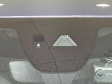 【スマートブレーキサポート】走行中に前方の車両等を認識し、衝突しそうな時は警報とブレーキで衝突回避と被害軽減をアシスト。より安全にドライブをお楽しみいただけます。