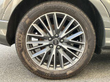 19インチ純正アルミホイール装備 全車両に標準装備の純正アルミホイールは、純正ならではのバランスの良いデザインと、走行安定性をお楽しみ頂けます。