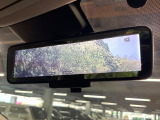 【インテリジェントルームミラー】後席の大きな荷物や同乗者で後方が確認しづらい時でも安心!カメラが撮影した車両後方の映像をルームミラー内に表示。クリアな視界で状況の確認が可能です!