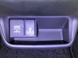 アクセサリーソケットは、電源からケーブルをつなげば、スマートフォンなどの電子機器の充電などを行うことができます!