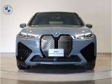 【キドニーグリル】BMWは約90年もの間、ほぼ全ての車両にひと目でBMWだと分かるこの特徴的なフロントグリルが備えられ、デザイン・アイコンとして親しまれてきました。