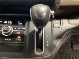 CVT車のセレクトレバーです。低速から高速まで、変速ショックのないスムーズな走りを実現するとともに、エンジン効率のよい領域を維持することで燃費にも貢献します。
