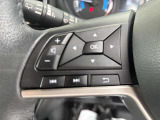 操作しやすいハンドルになっていて、ステアリングスイッチ付なのでオーディオも運転しながら手元で操作できます。