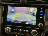 リバースギアに入れるだけで後方の表示へ切り替わります。夜間や雨の日の駐車も楽になりますよ。