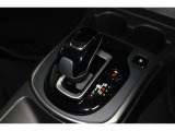 操作性に優れた運転席となります!小物入れや各ボタンの配置にこだわり、使いやすいです!座り心地もよく視認性も良好なのでロングドライブもお任せ下さい!