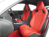 操縦姿勢を保持するTYPE R専用シート。鮮烈なレッドのHonda TYPE Rシートが、サーキットでの限界走行からロングドライブまで、ドライバーの操縦姿勢を保持します。