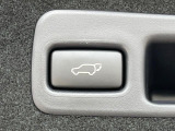 【パワーバックドア】スマートキーや運転席のボタンを押すだけでリアゲートが自動で開閉します!荷物を持っている時や、高い位置にあるバックドアを閉める際に便利な機能です♪