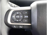 ステアリングスイッチ付き。前方から目を離すことなく操作することが可能です。