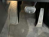【ペダル】BMWはオルガン式アクセルペダルを採用しています。踏み込む足とペダルが同じ軌跡を描くため、かかとがずれにくく、アクセルコントロールがよりしやすくなるメリットがあります。