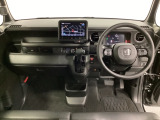 車内は光触媒抗菌消臭施工済です。スタイリッシュなデザインでスポーティなインパネ周りを演出します。グローブボックスやカップホルダーのほかにトレーなどたくさんの収納スペースが付いています。