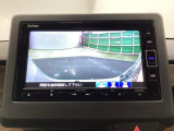 バックギアに入れますとご覧のような画像に自動的に切り替わります。車庫入れ時に役立ちます。