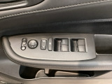 電動格納式リモコンドアミラーと、パワーウィンドウスイッチ等は運転席ドアにあります。