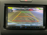 【バックカメラ】運転が苦手な方も車庫入れラクラクです!ギアをリバースに入れれば自動的に切り換わりますので、面倒な操作は不要です♪狭い駐車場もお車を傷つけず安心ですね!