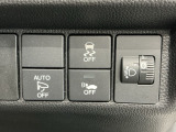 室内からミラーの開閉が可能な電動格納ミラー、車がカーブの外側へ膨らんだり内側へ巻き込んだりする挙動を防止する横滑り防止装置、歩行者に車両の接近を知らせ注意を促す車両接近通報装置付きです!