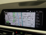 【純正ナビゲーション】BMWのナビゲーションは操作性も良く、詳細な地図情報と交通状況を見やすく表示し、快適なドライビングをサポートしながら目的地までナビゲートします