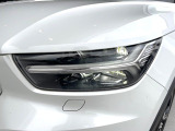 【LEDヘッドライト】ハイビームを先行車や対向車にあてず、その両サイドではハイビーム照射を維持。見える範囲が段違いに広くなりました。北欧神話に登場するトールハンマーをモチーフにデザイン。