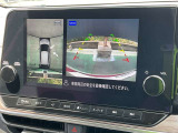 上から見下ろしているような視点で周囲が確認できるアラウンドビューモニターです。上から見下らしているような映像によって縦列駐車もラクラク、駐車が苦手な人の強い味方です!