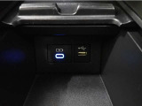 充電用USB端子付き。スマートフォンなどの充電に便利です。