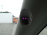 ドライバーモニターシステム:走行中に運転者が一定時間以上目を閉じたり、顔の向きを前方から大きく外したりするなどして居眠りやわき見などをしているとシステムが判断した場合音と表示で警告します。
