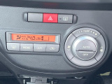 【オートエアコン】一度お好みの温度に設定すれば、車内の温度を検知し風量や温度を自動で調整。暑い&hellip;寒い&hellip;と何度もスイッチ操作をする必要はありません。快適な車内空間には必須の機能ですね♪