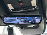 【デジタルインナーミラー(トヨタ)】車両後方カメラの映像をルームミラーに映すことが出来ます。 そのため、後席に人や荷物があって後方が見えづらい場合でもしっかり視界を確保することが出来ます。