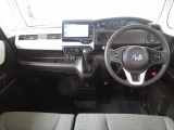 シンプルながら、機能性溢れるインパネ廻りです、視界性も良く運転しやすいです♪各操作スイッチ類なども使いやすい位置に配置されています♪