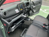 グローブボックスの他にも収納をご用意してます。車内をスッキリ見せることができます。