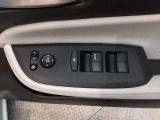 【パワーウィンドウスイッチ】ワンタッチで、パワーウインドウやドアミラーを操作できます。