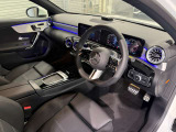 メルセデスのシートは、少し硬めに出来ておりますので、長時間の運転でも疲れにくく、安全にドライビングをお楽しみ頂けます