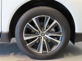 純正のアルミホイール装着車です。タイヤサイズは225/60R18です。